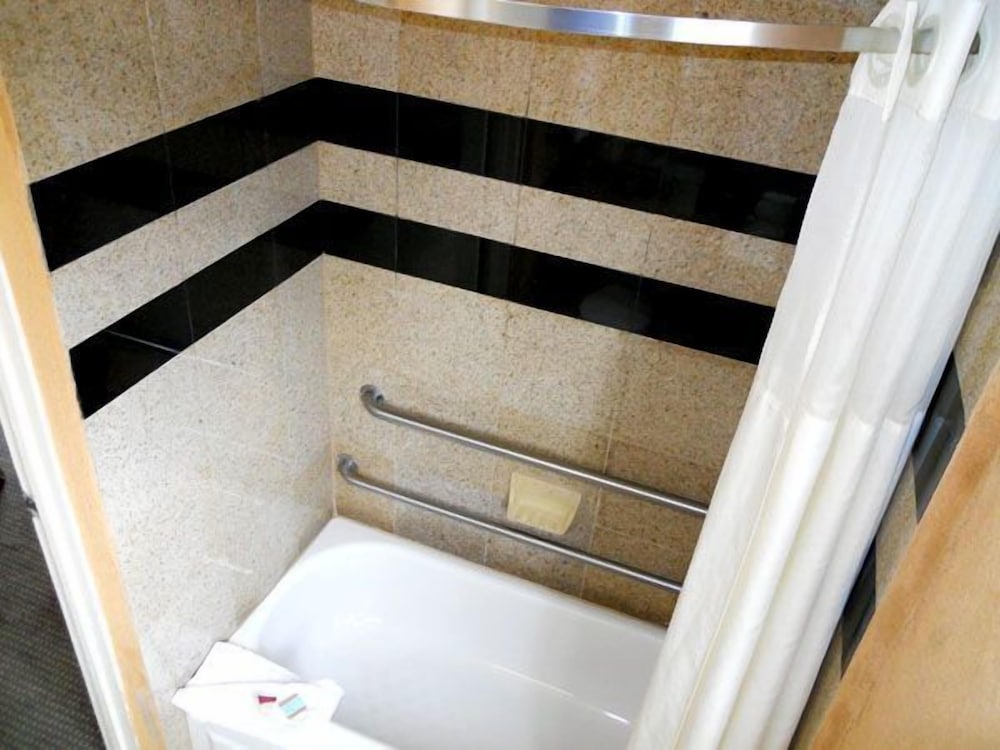 Harbor Inn & Suites - photo 23