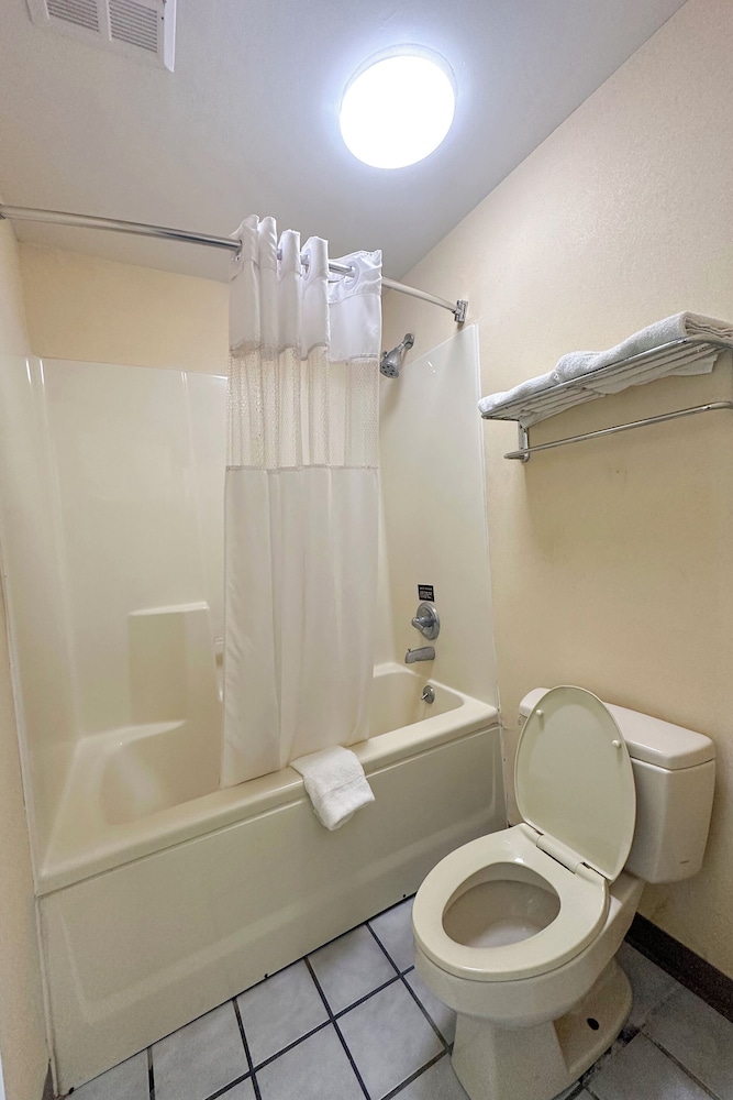 Bonita Lakes Inn by Capital O Meridian I20 - photo 51