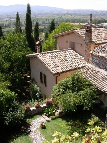 Agriturismo I Mandorli — 4-Star Luxury Hotel in Trevi, Italy