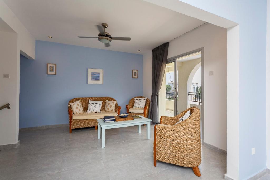 Coral Bay Sea Breeze Apartments 3 Bedroom Apartment