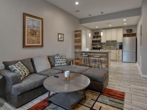 734 East Broadway Unit 101 — 4-Star Luxury Hotel in Maryville, United States