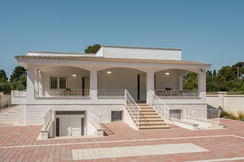 Casa Vacanze Villa MAEMI Campomarino Maruggio — 4-Star Luxury Hotel in Maruggio, Italy