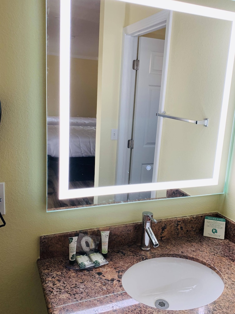 Central Coast Inn - photo 18