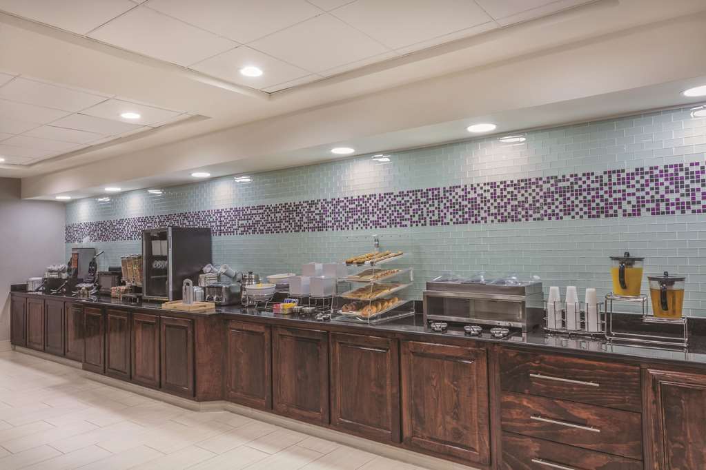 La Quinta Inn & Suites by Wyndham Columbus North - photo 32