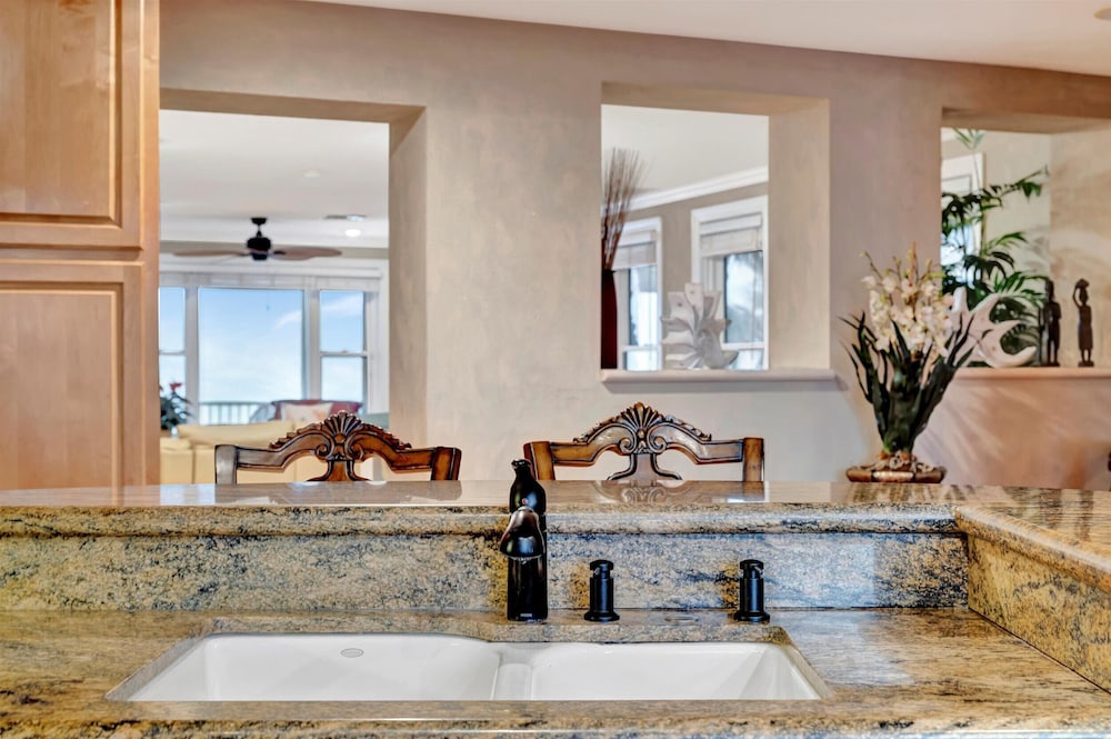 Stones Throw Beachfront Luxury Suites - photo 32