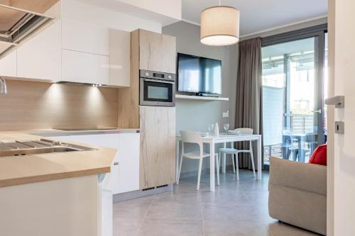 H11 Luxury 17A Porto Piscina Jacuzzi — 4-Star Luxury Hotel in Santo Stefano Al Mare, Italy