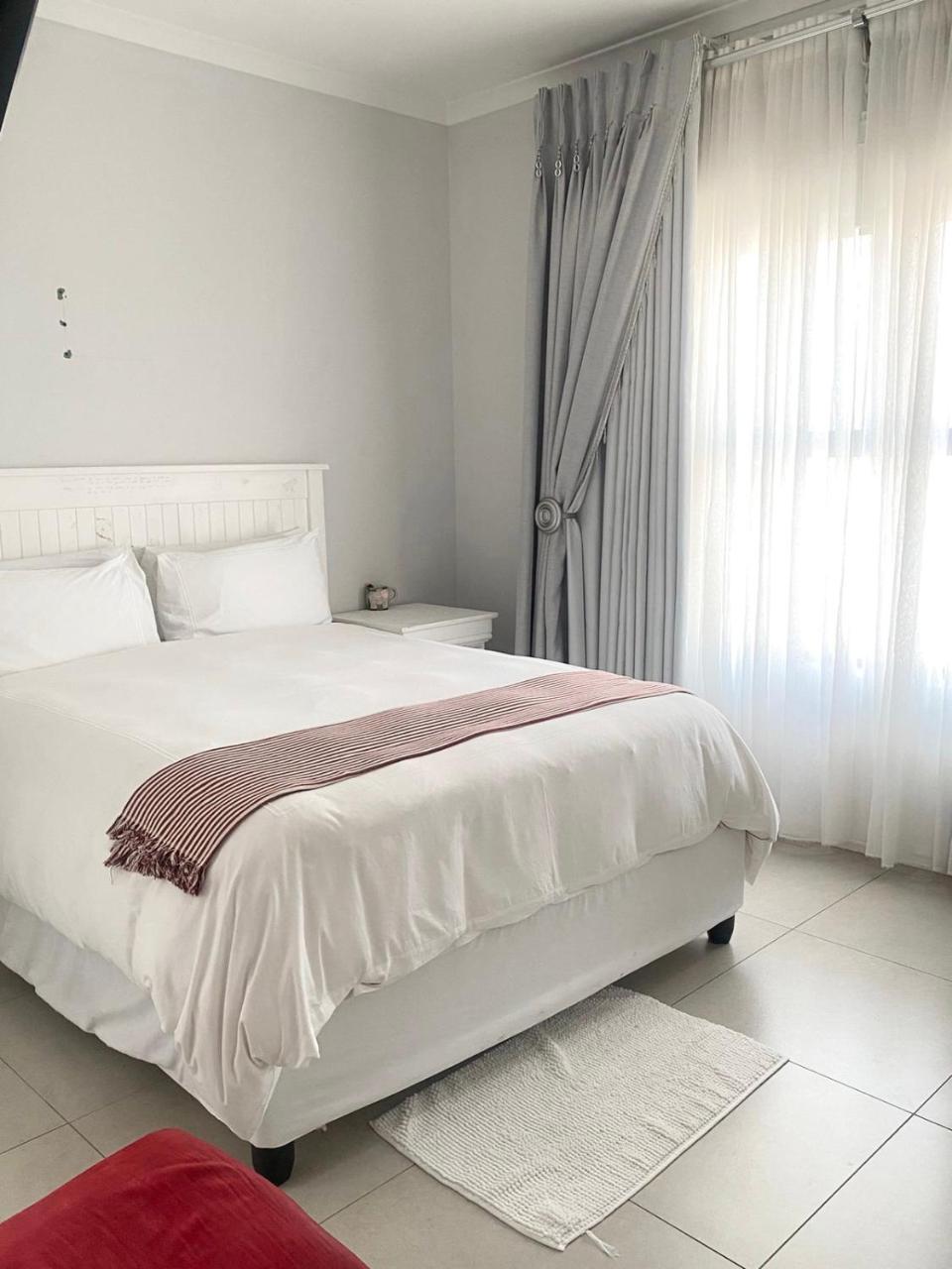 Five bedrooms holiday home — 4-Star Luxury Hotel in Cape Town, South Africa
