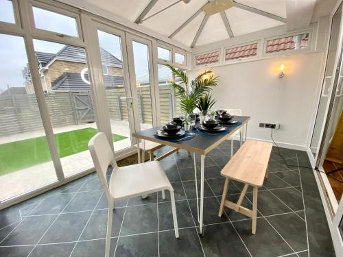 Lovely house in a great location with Parking WiFi & Smart TV Near Poole & Bournemouth — 4-Star Luxury Hotel in Poole, United Kingdom