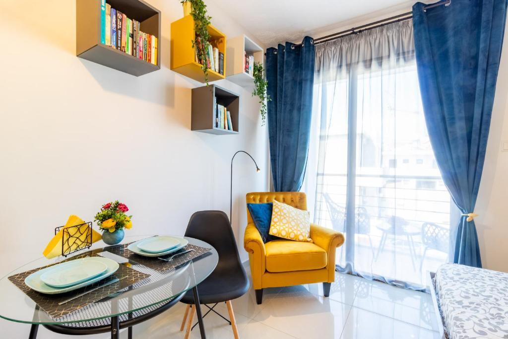 Light House Seafront cosy studio with library