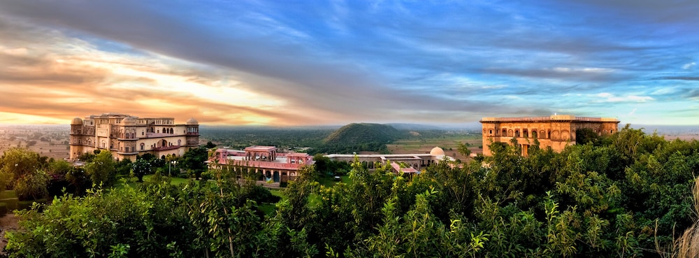 Neemrana's Tijara Fort Palace — hotel in Tijara