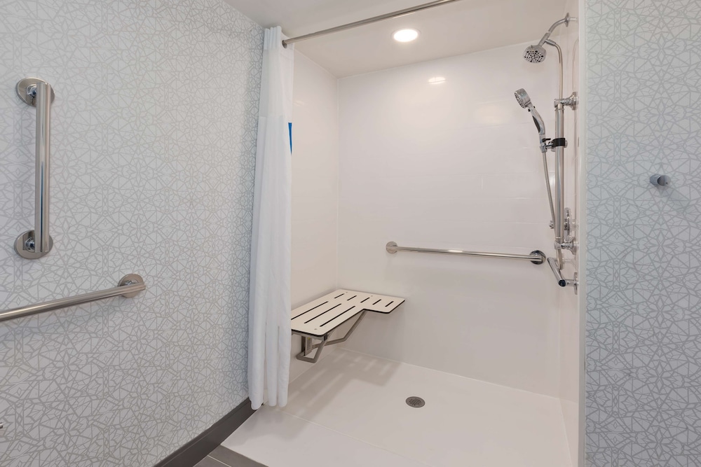 Hampton Inn Traverse City - photo 33