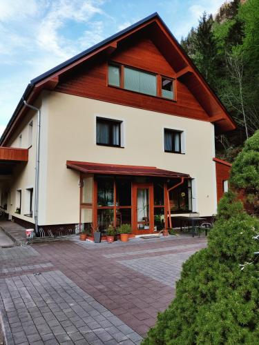 Seeblick Krippenstein - carbon neutral hotel in Unknown City