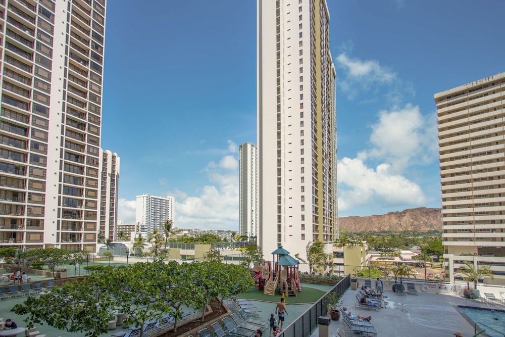 Waikiki Banyan Pool View Tower 1 Suite 707 - photo 14