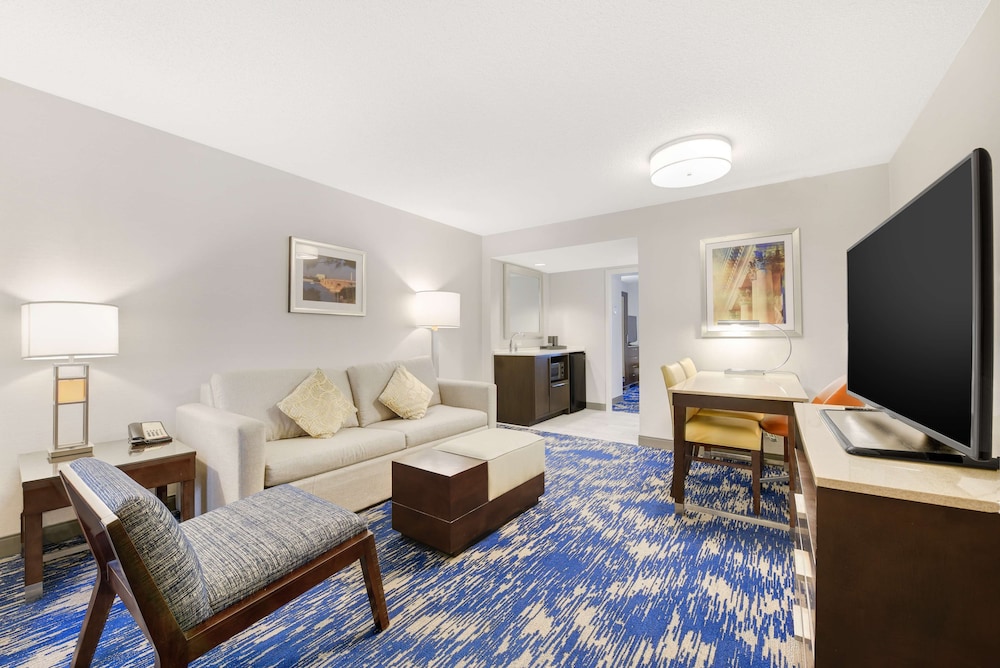 Embassy Suites by Hilton Alexandria Old Town - photo 10