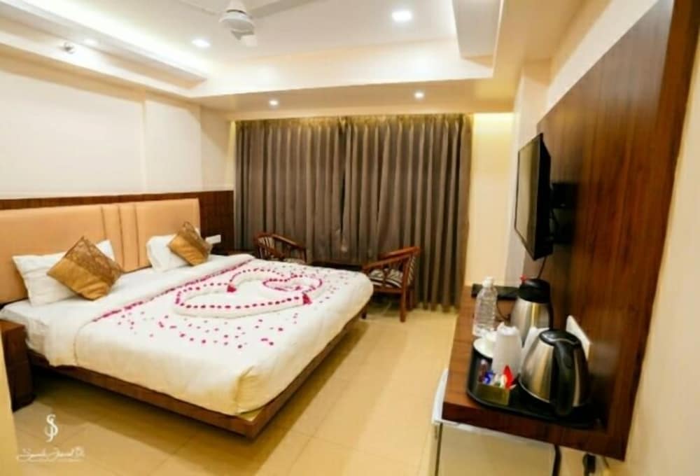Hotel Madhava Naimisharanya — hotel in Misrikh