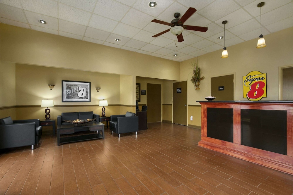 Super 8 by Wyndham Tupelo Airport - photo 2