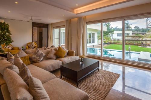Villa Azul by StayVista offering A snooker table Terrace Swimming pool & A spacious lawn with a charming gazebo for a perfect getaway — 5-Star Luxury Hotel in Lonavla, India