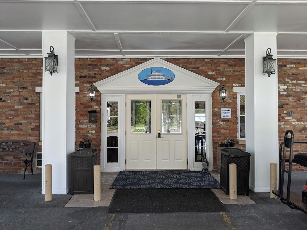 Riverboat Inn and Suites - photo 31