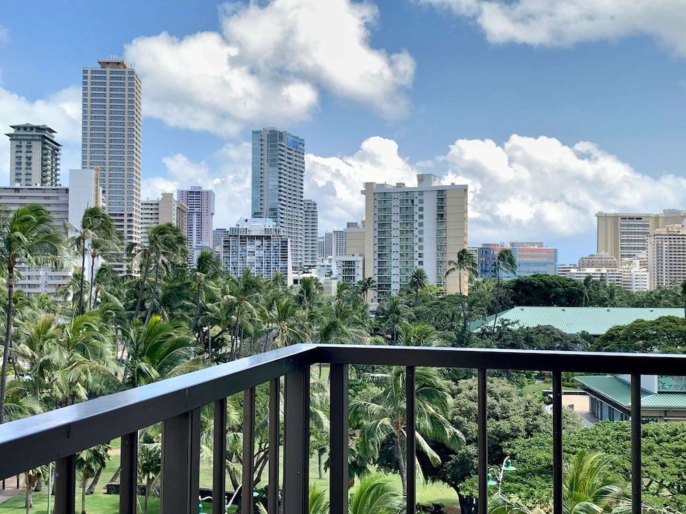 DoubleTree by Hilton Hotel Alana Waikiki Beach - photo 36