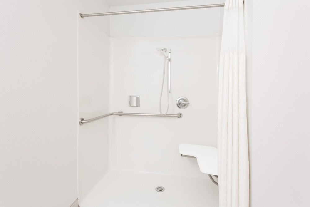 Super 8 by Wyndham Cloverdale Wine Country - photo 10