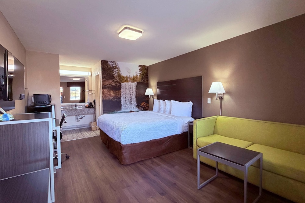 Clarion Pointe Athens I 65