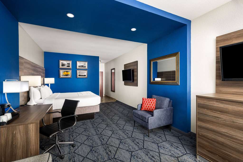La Quinta Inn & Suites by Wyndham Denton University Drive - photo 13
