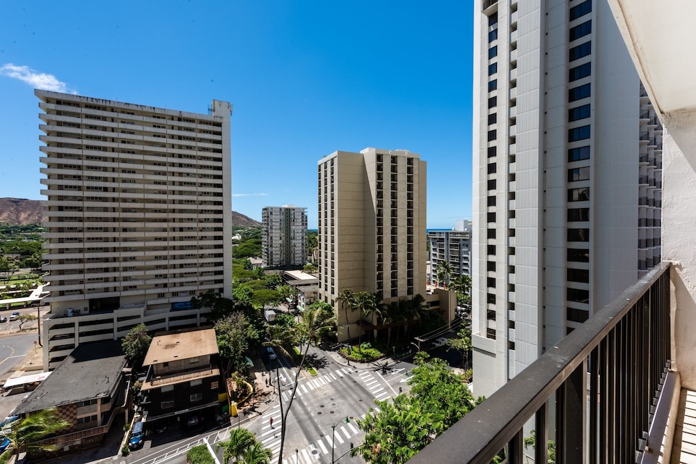 Spacious 14th Floor Corner Suite Partial Diamond Head and Ocean Views FREE Parking by Koko Resort Vacation Rentals - photo 28