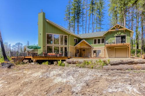 The McKenzie River House — 4-Star Luxury Hotel in Weed, United States