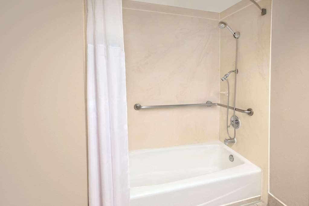 Days Inn by Wyndham Ontario Airport - photo 9