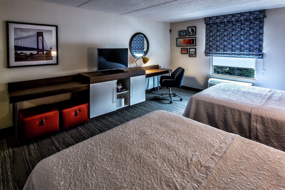 Hampton Inn & Suites Staten Island - photo 22