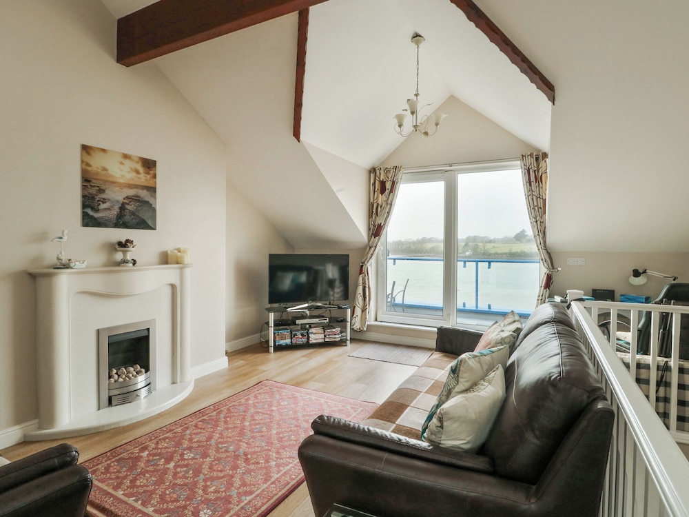 Waters Edge — hotel in Y Felinheli