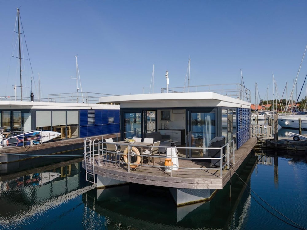 Hausboot in Barth am Barther Bodden — hotel in Barth