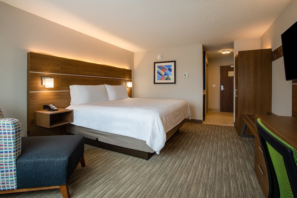 Holiday Inn Express & Suites Deland South by IHG - photo 11