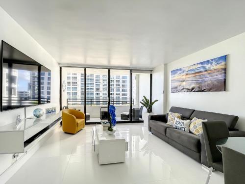 Beach Paradise a cozy ocean view condo on the beach with free parking — 4-Star Luxury Hotel in Hollywood, United States