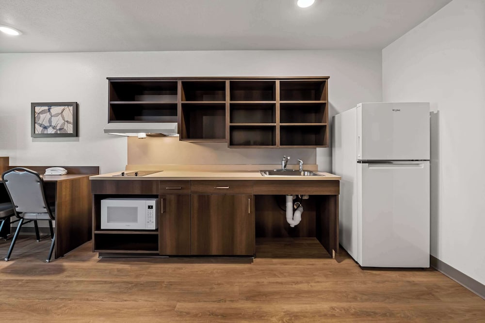 WoodSpring Suites Loves Park Rockford - photo 10