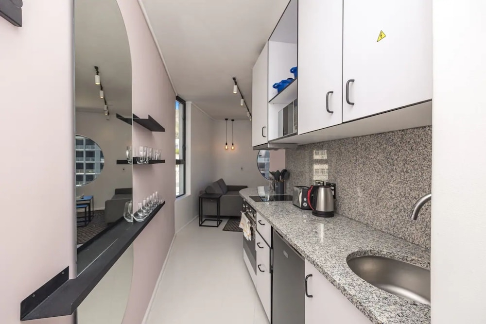 Chic and Modern 1 Bedroom Apartment With Lions Head View