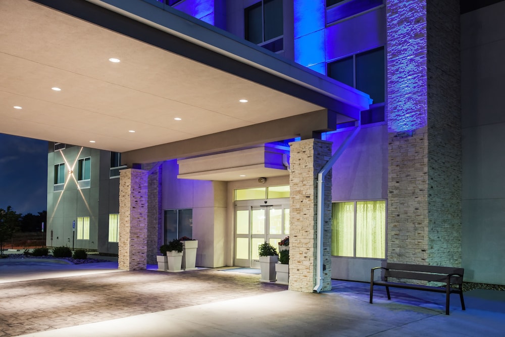 Holiday Inn Express & Suites Litchfield West by IHG - photo 49