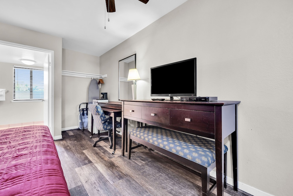 Econo Lodge Bay Breeze - photo 8