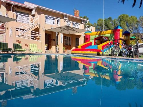 Victoria Oaks Guesthouse — 4-Star Luxury Hotel in Victoria West, South Africa