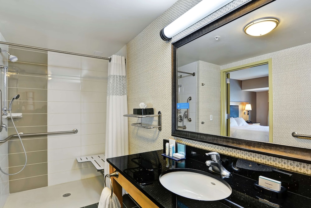 Hampton Inn & Suites Raleigh Crabtree Valley - photo 40