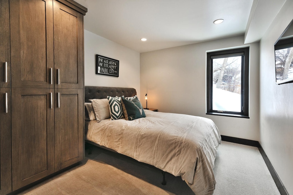 Pinetree by Avantstay Modern Park City Getaway w Patio & Balcony - photo 2