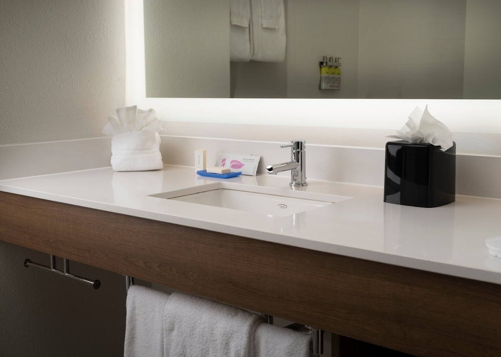 Holiday Inn Express & Suites Olive Branch by IHG - photo 12