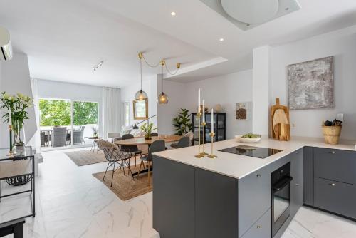 Azahara 2 Contemporary Scandinavian style open plan apartment with 2 terraces — 4-Star Luxury Hotel in Marbella, Spain