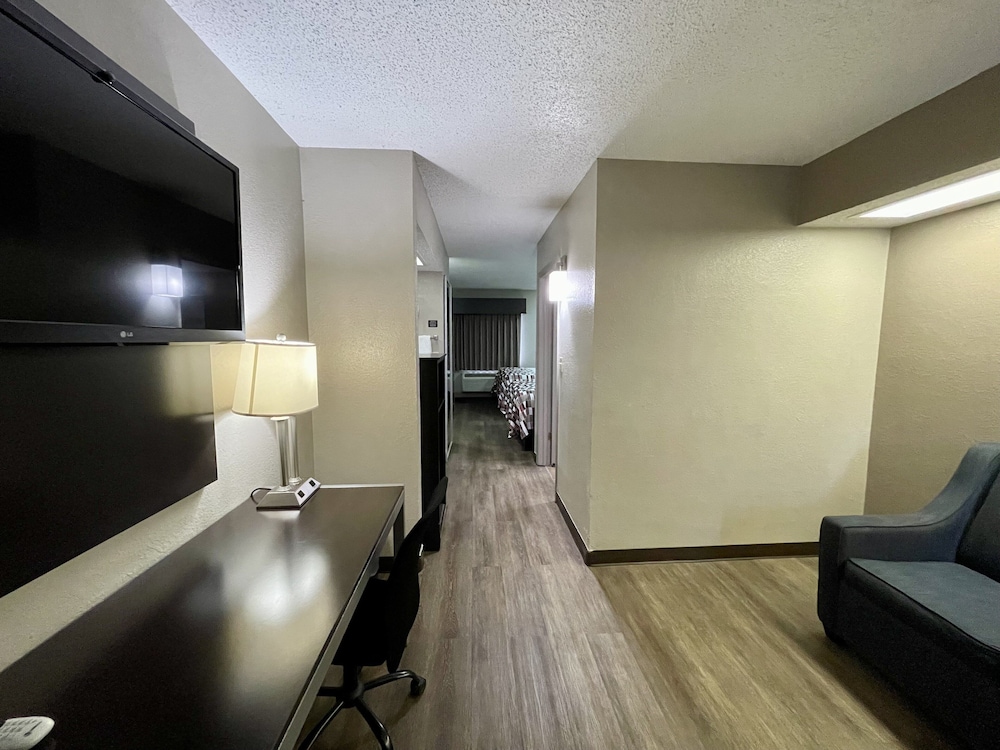 Richland Inn & Suites - photo 8