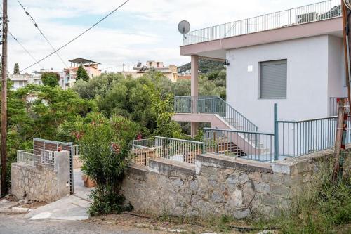 Pavlina's Holiday Home three minutes from beach — 4-Star Luxury Hotel in Tolon, Greece