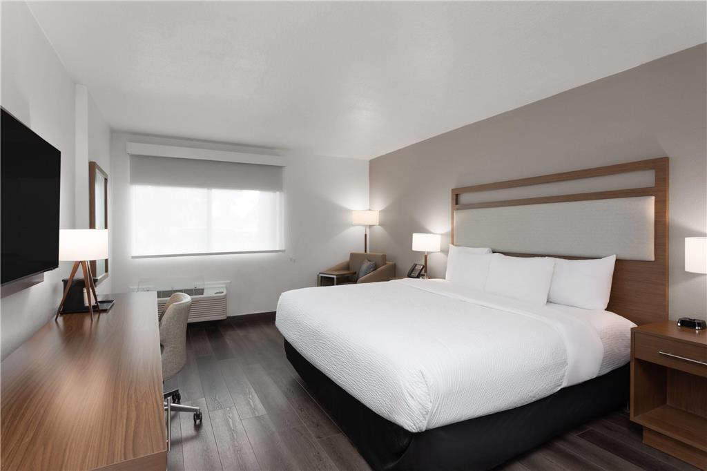 La Quinta Inn & Suites by Wyndham Ft Lauderdale Cypress Cr - photo 27