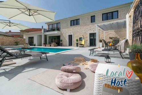 Designer Villa Simone Modern & Heritage Style with Office — 4-Star Luxury Hotel in Tinjan, Croatia