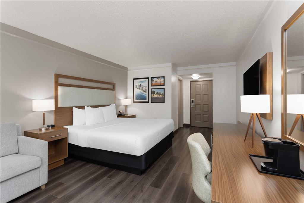 La Quinta Inn & Suites by Wyndham Ft Lauderdale Cypress Cr - photo 22