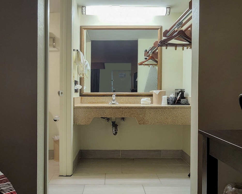 Quality Inn & Suites Tallahassee East I 10 - photo 15