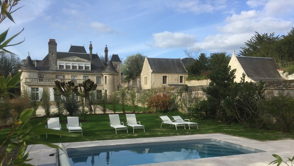 Domaine Le Plessis Gallu Meublé de tourisme 5 — 5-Star Luxury Hotel in Azay-Le-Rideau, France